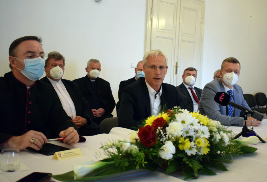 Soltész Miklós, a Miniszterelnökség egyházi és nemzetiségi kapcsolatokért felelős államtitkára (k), Kiss Róbert, a Nagyszombati Főegyházmegye érseki helynöke (b) és Forró Krisztián, a felvidéki Magyar Közösség Pártjának (MKP) elnöke a felvidéki Révko