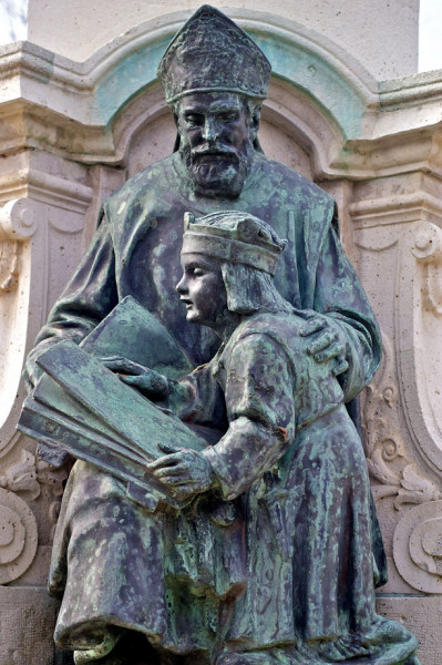 Szent Gellért tanítja Imre herceget. A székesfehérvári Püspökkút egyik kompozíciója