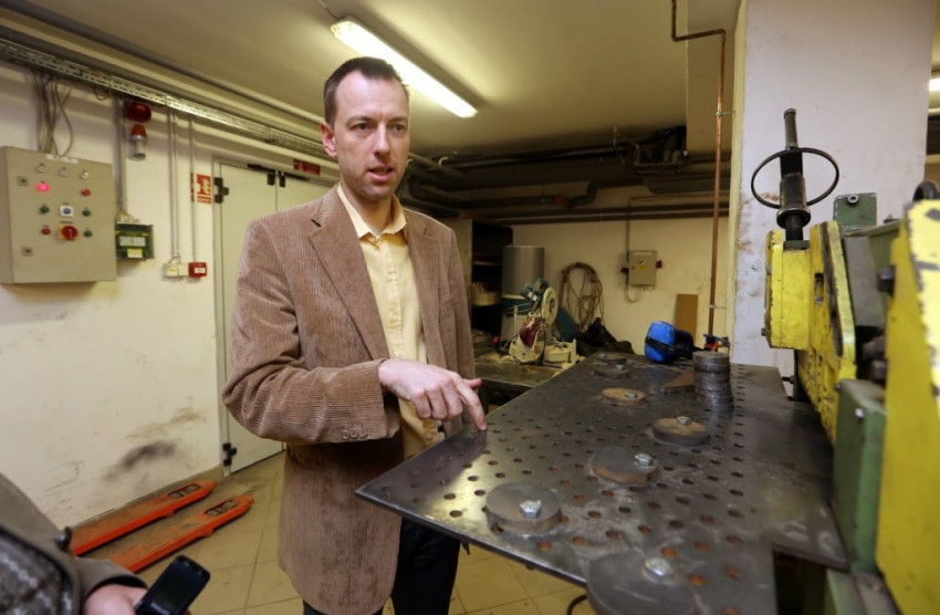 Kőszeghy Balázs: a legnagyobb gond a motiváció hiánya. Ezek a fiatalok nem tudják, miért kell felkelni reggel. Azért jönnek el, mert otthon kirugdossák őket az ágyból, különben nem kapják meg a családi pótlékot.