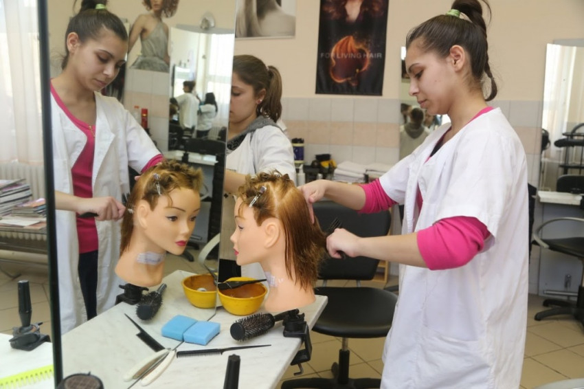 Fodrászat: Ha nem tud helytállni a felvételi beszélgetésen, bemutatkozó munkával, mert ez is elvárt, akkor elköszönnek tőle.