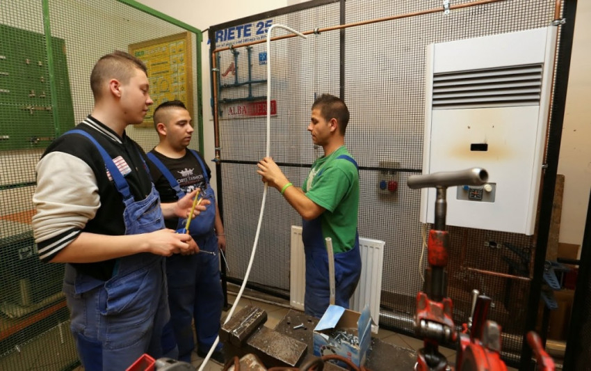 Mutatunk tanulónak utat, de nem feltétlenül képes arra, hogy ezen elinduljon. Aki nem alkalmas a termelésre, nem rakjuk ki az iskolából.