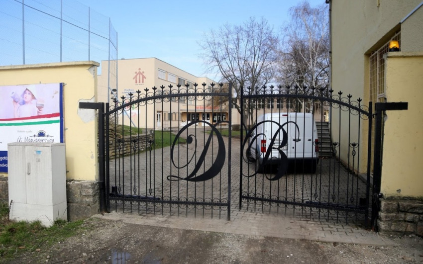 A hegesztő tanulók eredményeire büszkék vagyunk: szép kovácsoltvas munkáink vannak. Így például iskolánk kapuja.