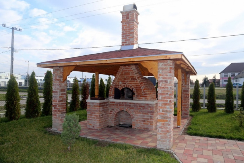 Lempochner Zsolt, a HBH Bajor Sörház, Étterem tulajdonosa: Nyári gyakorlaton építették a tanulók az éttermünk kemencéjét. Színvonal szép munkát végeztek. Nagy igyekezettel dolgoztak a nyári kánikulában.