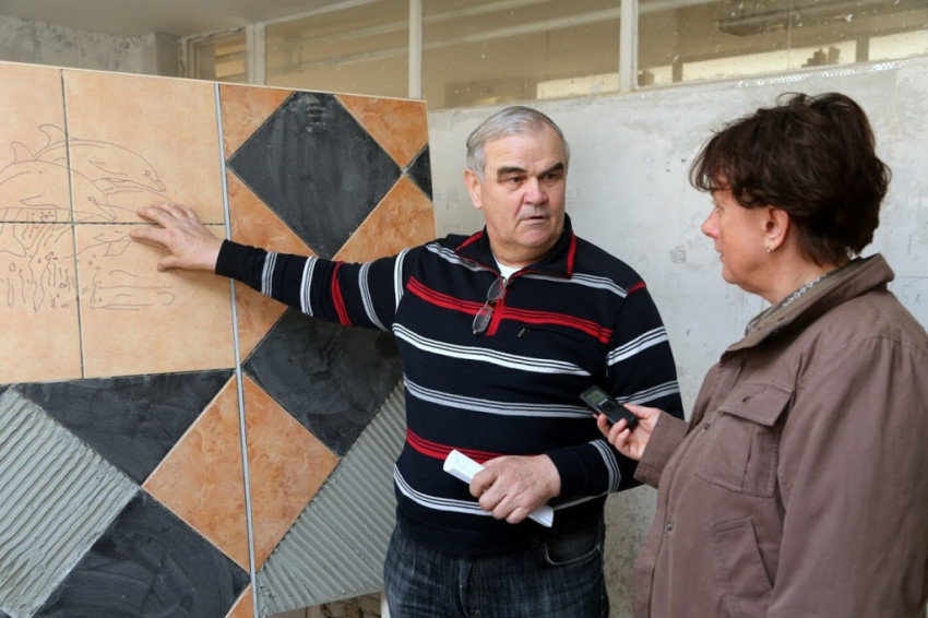 A kőműves-burkoló szakmát 34-36 fő tanulja, nagy a fluktuáció. A tanulók 5-10% állja meg a helyét a szakmában. Nehézségeiket az építőipar mélypontja is felerősíti. Ritkán jön össze, hogy a fej és a kéz egyaránt ügyes legyen.