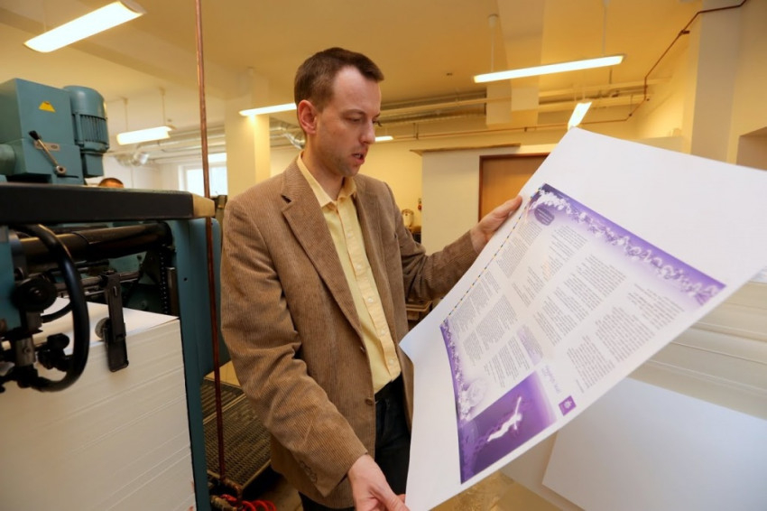 A nyomdász szakmát fejlett technikai eszközök segítségével oktatjuk. Megbízható rendszerű gépállományunk van. Színvonalas termékeket készítünk, a bevételt minőségfejlesztésre fordítjuk.