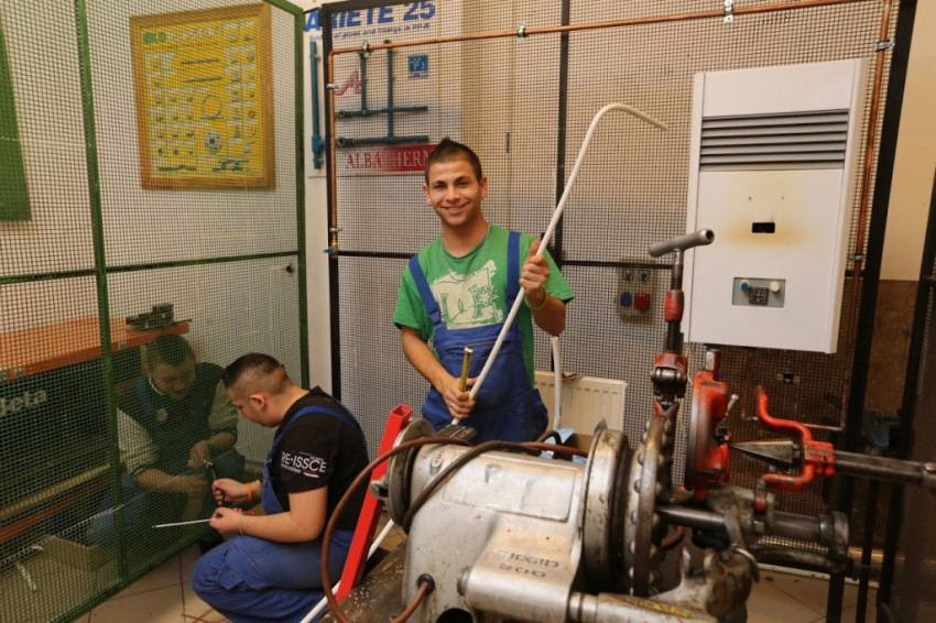 Amikor elkezdik nálunk tanulmányaikat, biztosak abban, hogy lesz szakmájuk. Ahhoz, hogy ebből munka legyen, szükséges a baráti kör, mert minden munkahelyen gyakorlatot kérnek.