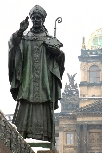 Szent Adalbert szobra Prágában