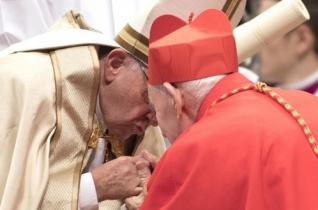 Ferenc pápa kezet csókolt a kommunista rezsim alatt üldöztetést szenvedett új albán bíborosnak