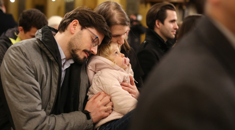 A gyermek legalapvetőbb joga és érdeke, hogy a szülei szeretetében nőhessen fel – Az MKPK közleménye