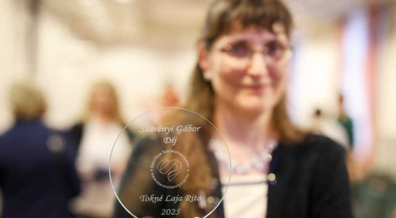 Emberségesebbé teszik a világot – Szörényi Gábor-díjakat adott át a Katolikus Szeretetszolgálat