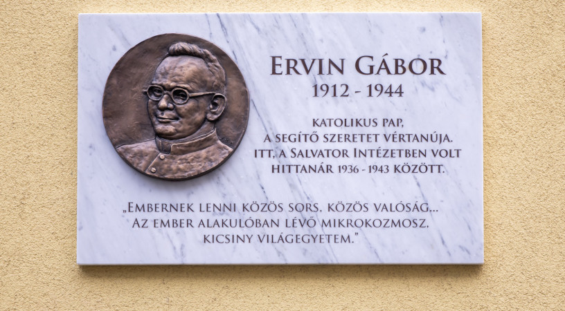 A boldogok utcájában lakunk – Ervin Gábor-emléktáblát avattak a budapesti Kolping-iskolában