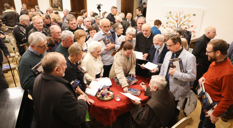 Bejártál mélységet és magasságot, másoknak kísérője lettél – A 80 éves Barsi Balázst köszöntötték