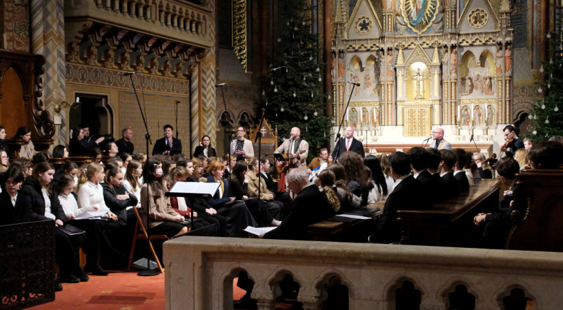 Jöttek és imádták – Adventi könnyűzenei dicsőítő estet tartottak a Mátyás-templomban
