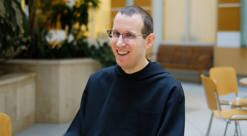 Derűvel, bizalommal Isten közelségében – Rajta Emmánuel OSB útja a hivatásig
