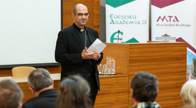 Az ünnep ajándéka odafentről jön – Székely János püspök előadása Isten gyógyító szeretetéről Pécsen