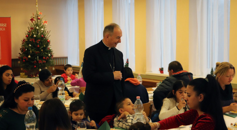 Rászorulók és segítők ültek egy asztalnál a Veszprémi Főegyházmegye karitászának szeretetvendégségén