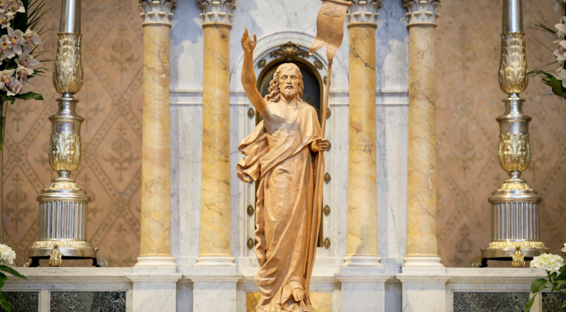 MEGRAGASZTANI ARANNYAL – Lackfi János versével kívánunk áldott, örömteli, fényes húsvéti ünnepet!