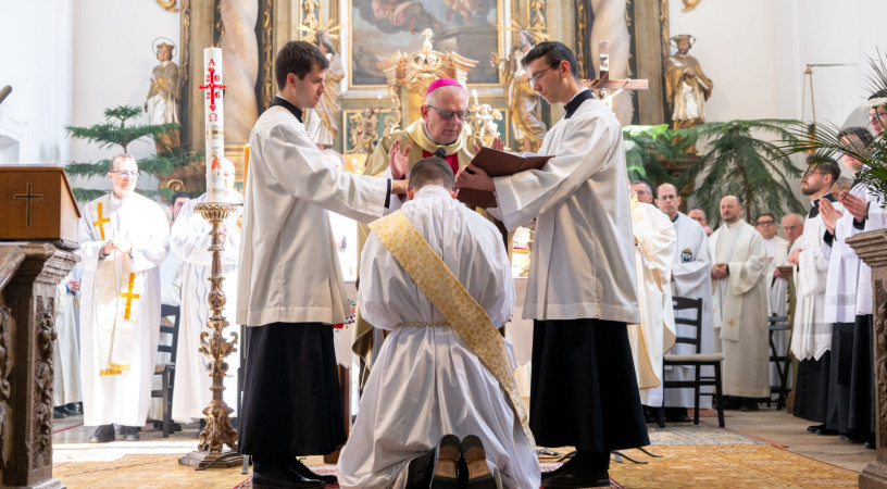 „Az öröm szolgája leszel” – Papszentelést ünnepeltek a piaristák Kecskeméten