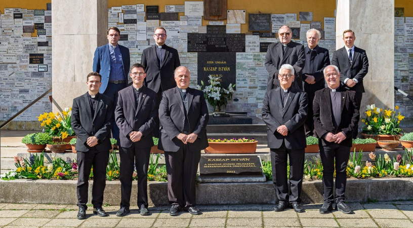 Michael W. Banach nuncius és amerikai papnövendékek zarándokoltak Kaszap István sírjához