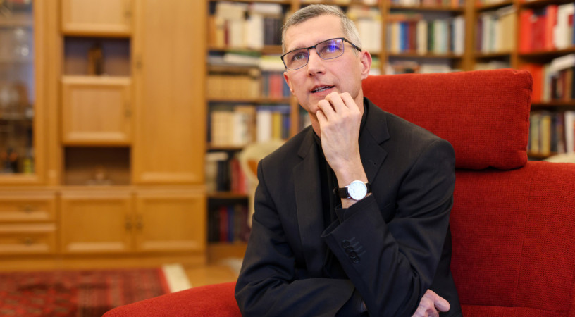 Rácsodálkozni a világra és osztozni ebben másokkal – Találkozás Martos Levente Balázs püspökkel