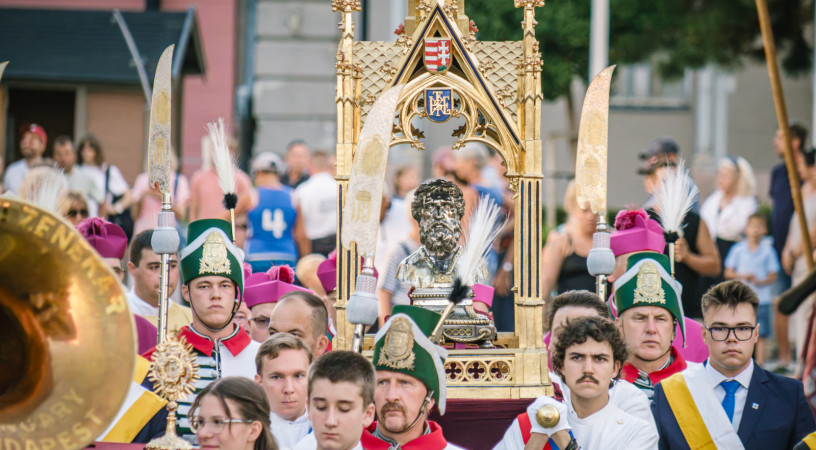 A szent király az egyenes ember követendő példája – Szent István országfelajánlását ünnepelték