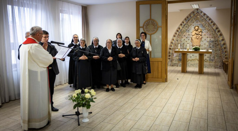 Szentmisét celebrált és iskolakápolnát áldott meg Veres András püspök Csornán – KÉPRIPORT