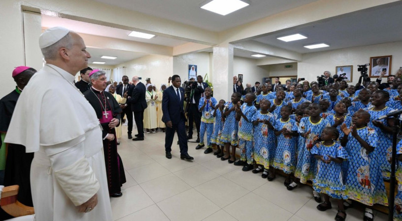 XIV. Leó pápa a kameruni árvaházban: Isten nagy családjában senkiről sem feledkezünk meg