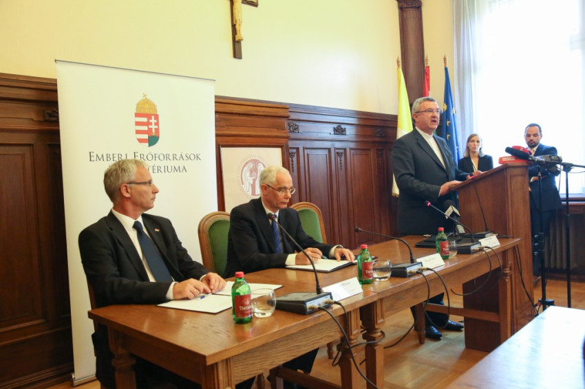 támogatja a közel-keleti menekült gyermekek oktatását