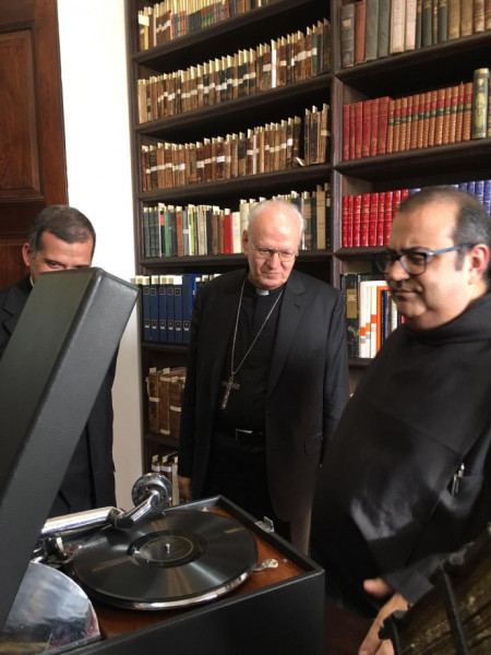 Látogatás a Szent Benedek bencés kolostorban: könyvtár és könyvrestaurátor-műhely