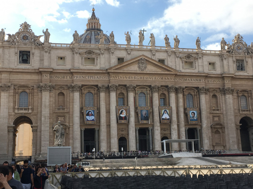 Készület a szentté avatásra (Róma, Szent Péter tér, 2019. október 10. délután)