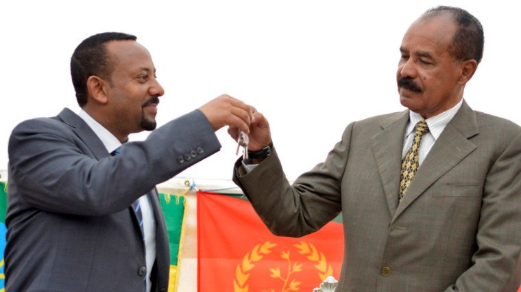 Abij Ahmed Ali etióp miniszterelnök és Iszajasz Afeverki eritreai elnök az eritreai nagykövetség újranyitási ünnepségén Addisz-Abebában, 2018. július 16-án