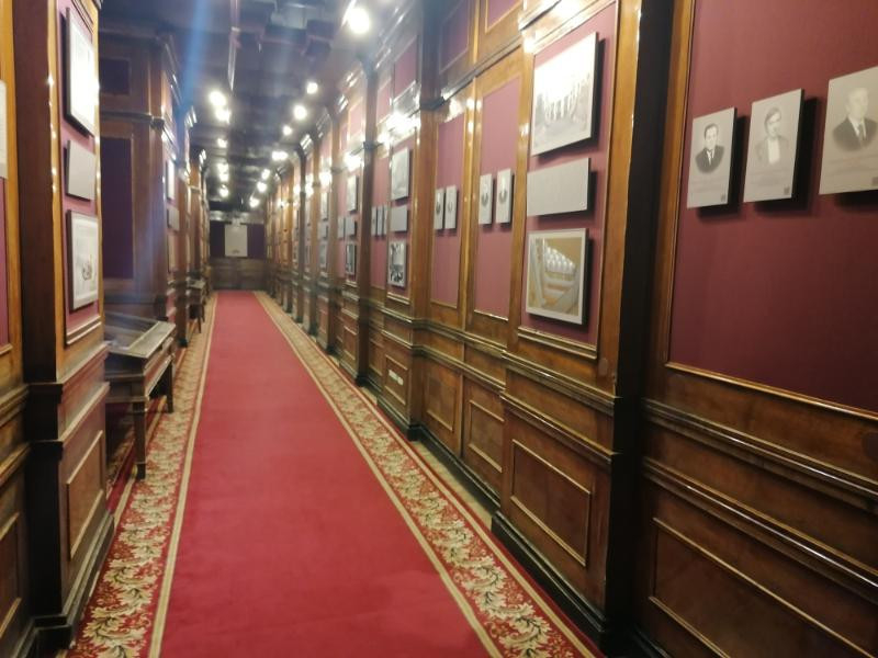 A nemzeti könyvtár folyosója