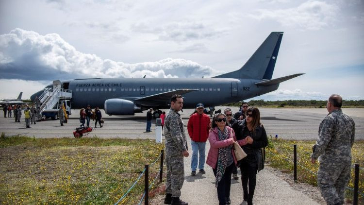 A chilei repülőgép-szerencsétlenség áldozatainak hozzátartozói Punta Arenasba érkeznek