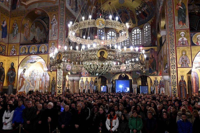  Ortodox hívek a karácsonyi szertartáson Podgoricában