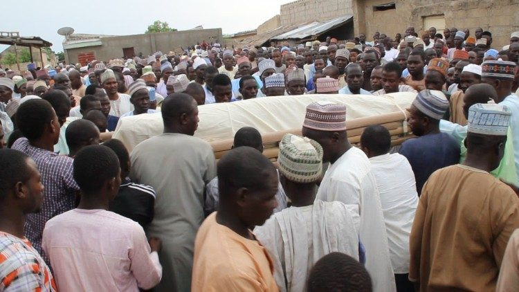 A Boko Haram dzsihadista terrorszervezet egyik áldozatának temetése  