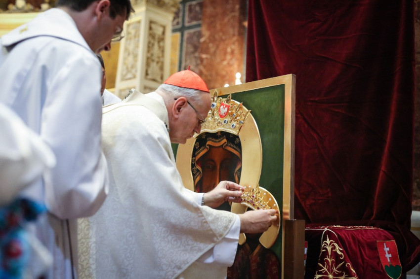 2017. június 30-án Erdő Péter bíboros megkoronázta a Fekete Madonna hiteles másolatát.
