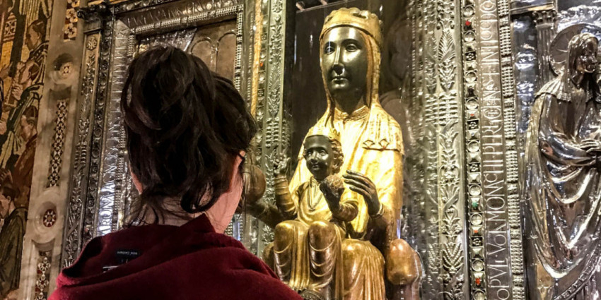 1881 óta visel koronát a Montserrati Boldogasszony.