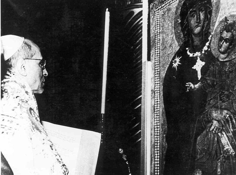XII . Piusz pápa a Salus Populi Romani-ikon megkoronázásakor, 1954-ben.