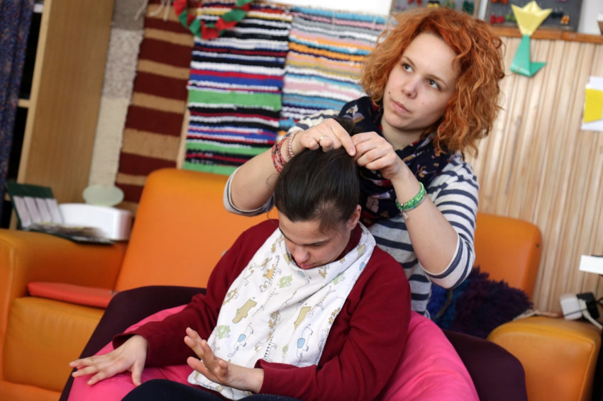 Kata haját gondozónője teszi rendbe