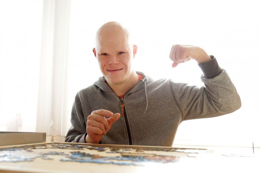 Dávid büszkén mutatja karizmait. Naponta végez erősítő edzőgyakorlatokat