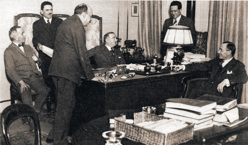 Miklós Andor az íróasztalánál, a főszerkesztői szobában