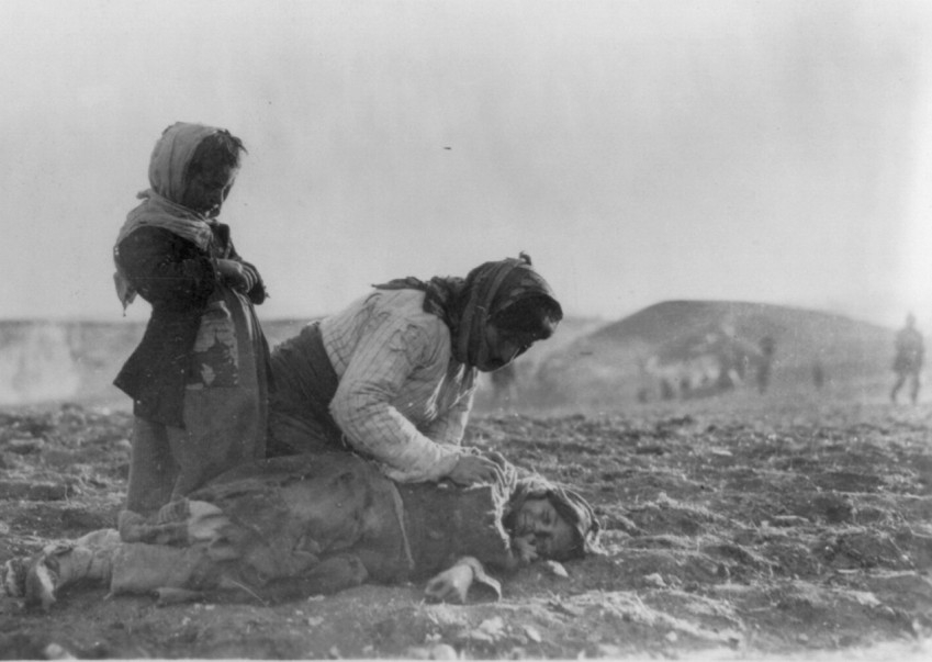 Sivatagba deportált örmény anya gyermeke mellett