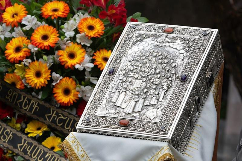 Az örmény genocídium vértanúit az Örmény Apostoli Egyház 2015-ben szentté avatta. Az ő ábrázolásuk látható ezen az evangéliumoskönyvön