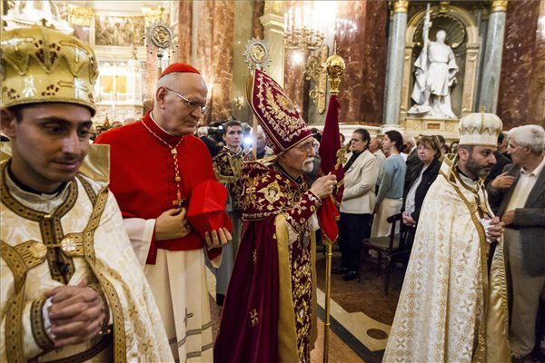 XIX. Nerses Bedros örmény katolikus pátriárka Erdő Péter bíborossal a Szent István-bazilikában