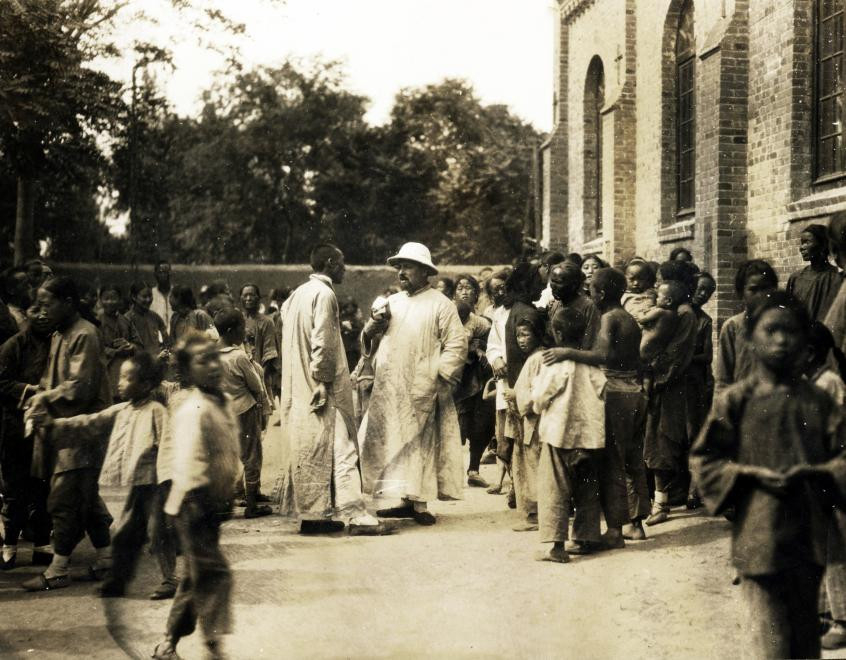 1938. Csiencsuang, a Kis Szent Teréz-templom előtt