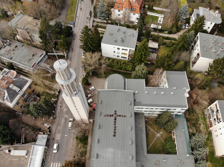 Légi fotó a pasaréti templomról az egyik ferences videó készítése közben (Fotó: Z. M.)