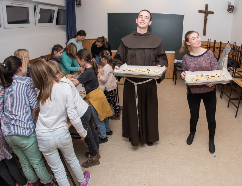 Süteménykészítés a Csibekórus tagjaival – életkép a karantén előtti időkből