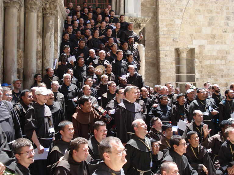 A 2007-es ferences zarándoklat résztvevői a Szent Sír-bazilika előtt