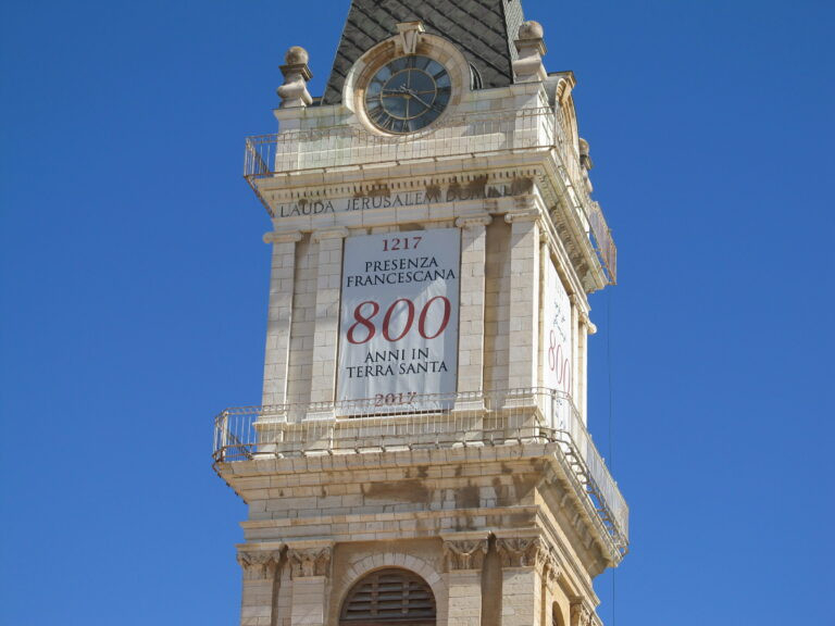 A San Salvatore-templom tornyán a felirat: „Lauda Jerusalem Dominum” (Dicsérd az Urat, Jeruzsálem!). A molinót a 2017. évre helyezték ki: ez volt a ferencesek érkezésének 800. jubileuma.