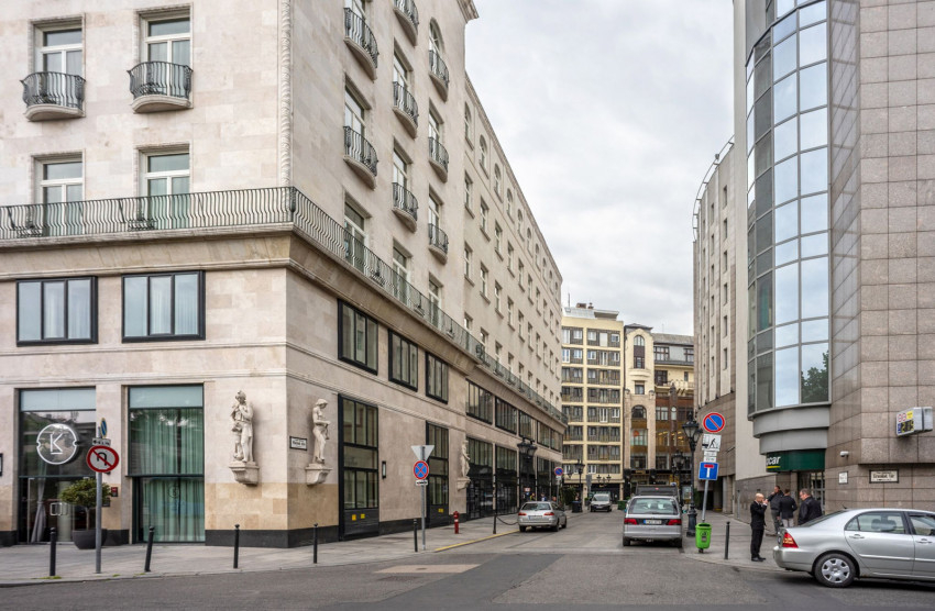 A Miatyánk utca az Erzsébet tér felől fotózva, balra a Ritz-Carlton szálloda, jobbra a Kempinski hotel, szemben a Deák Ferenc utca